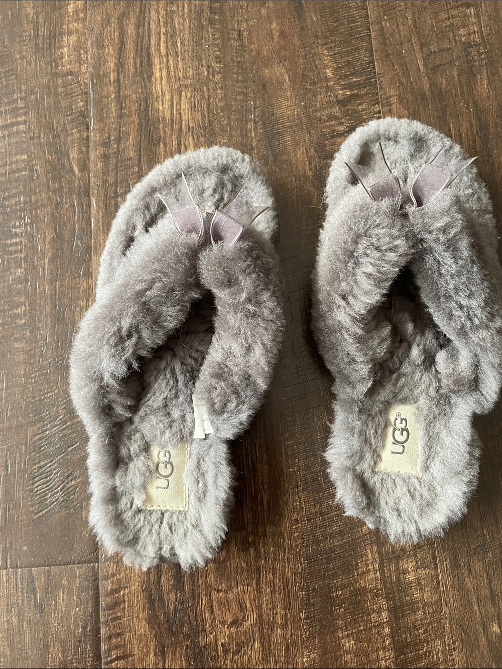UGG Women’s Gray Fluffy Thong Slippers Sz 6